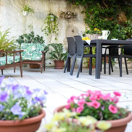 Kira Kira Hospitality Panzió Santa Domenica